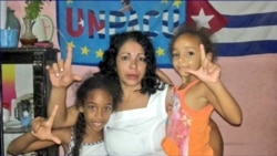 Aymara Nieto Muñoz junto a sus hijas.
Twitter